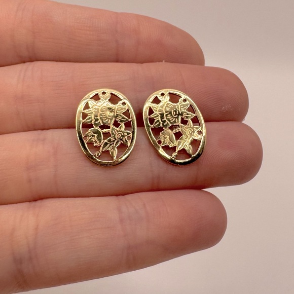 AVON Vintage Gold-Tonę Floral Cutout Earrings - Picture 6 of 14